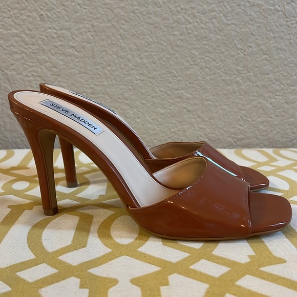 Steve Madden Signal Patent Square Toe Heel. - Picture 2 of 4